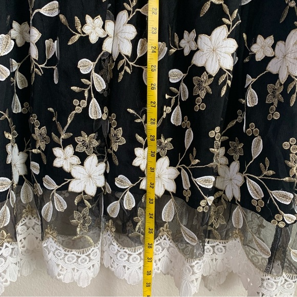 Embroidered dress - Picture 5 of 11